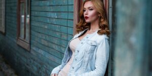 blonde and house1 300x150 - blonde_and_house1.jpg